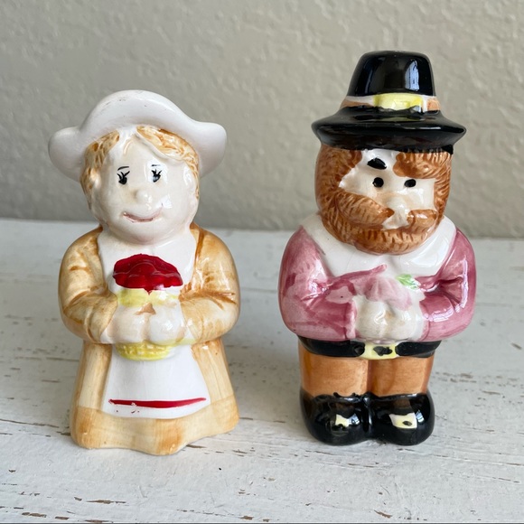 Thanksgiving Pilgrim Salt and Pepper Shakers Ceramic Hand Painted - Picture 1 of 4